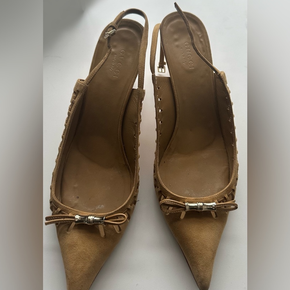 -Gucci Tan Leather Pointy Toe Slip On
Small heel Bow -Size: 7B